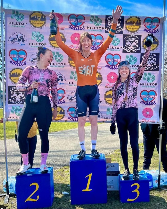 [서울=뉴시스] 불과 5년 전에 사이클을 시작한 티파니 토마스(46)는 최근 열린 뉴욕시 사이클 대회 여성부에서 다른 모든 젊은 여성 선수들을 제치고 우승을 차지했다. 티파니는 소셜미디어를 통해 "사이클만 하면 슈퍼히어로가 된 것 같다"라고 밝히기도 했다 (사진출처: 티파니 토마스 개인 소셜미디어 갈무리) 2023.03.24. *재판매 및 DB 금지