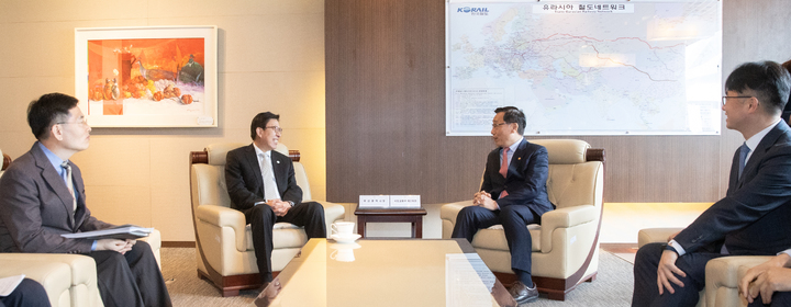 [서울=뉴시스] 홍찬선 기자 = 어명소 국토교통부 2차관과 박형준 부산시장이 24일 부산역에서 면담을 나누고 있다. (사진=국토교통부 제공) 2023.03.24.photo@newsis.com *재판매 및 DB 금지