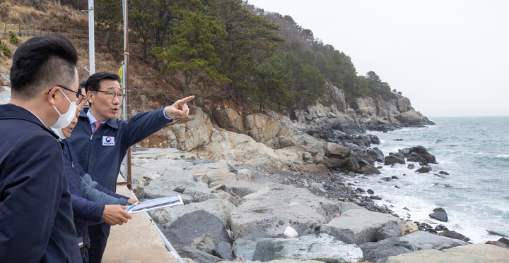 [서울=뉴시스] 홍찬선 기자 = 어명소 국토교통부 2차관이 24일 가덕도 대항전망대에서 신공항주변현황에 대한 보고를 듣고 관계자에게 질문을 하고 있다. (사진=국토교통부 제공) 2023.03.24.photo@newsis.com *재판매 및 DB 금지