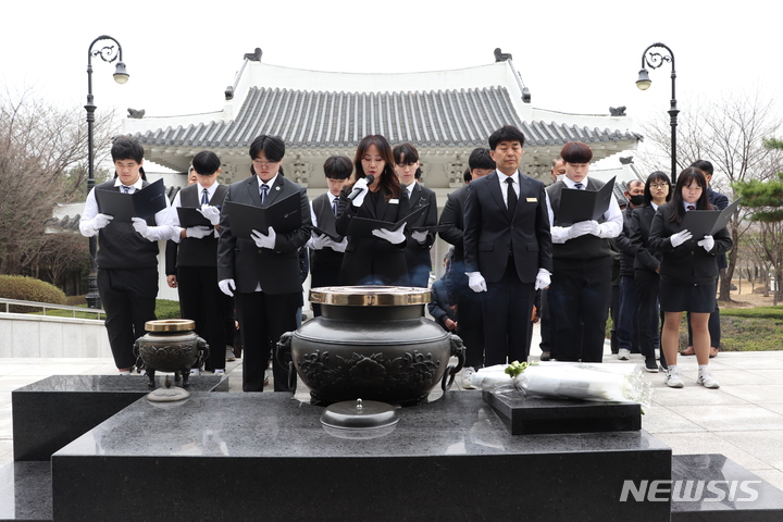 [이천=뉴시스] 이천세무고 학생들이 서해수호 55용사들의 이름을 다시 부르며(Roll Call) 국토 수호를 위해 희생한 분들의 넋을 기리며 현충탑에 참배하고 있다.