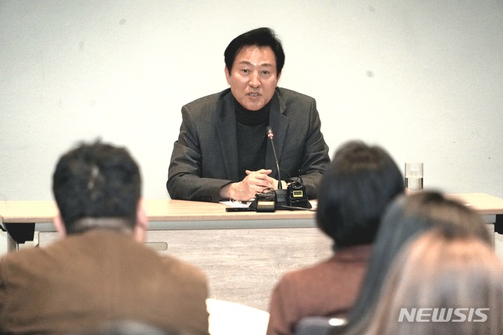 [코펜하겐=뉴시스]한강르네상스 2.0 버전인 '그레이트 한강' 프로젝트를 추진하는 오세훈 서울시장이 "한강 사업을 내실있게 추진하기 위해 별도의 조직을 만드는 것을 검토할 것"이라고 밝혔다. 사진은 코펜하겐서 열린 기자간담회 모습. (사진=서울시 제공). 2023.03.26. photo@newsis.com
