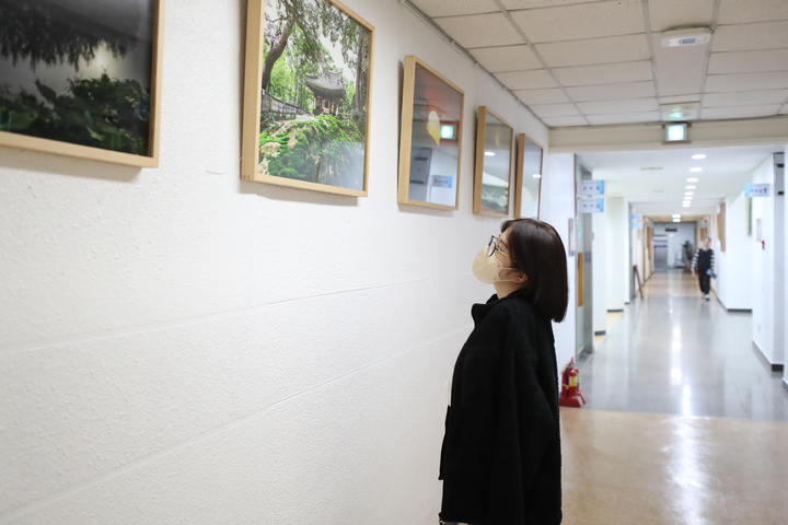 어둡고 심심했던 고창군청 청사 내 복도가 지역 작가들의 예술작품이 전시되는 미술관으로 새단장됐다. *재판매 및 DB 금지