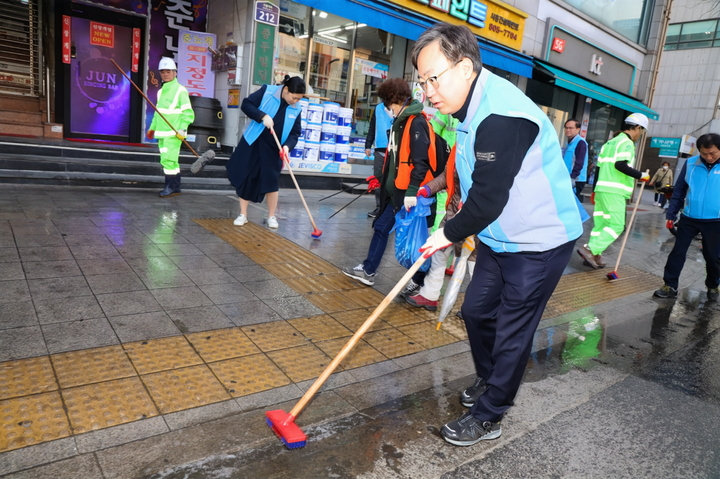 [서울=뉴시스]청소하는 유성훈 금천구청장.(사진=금천구 제공) *재판매 및 DB 금지