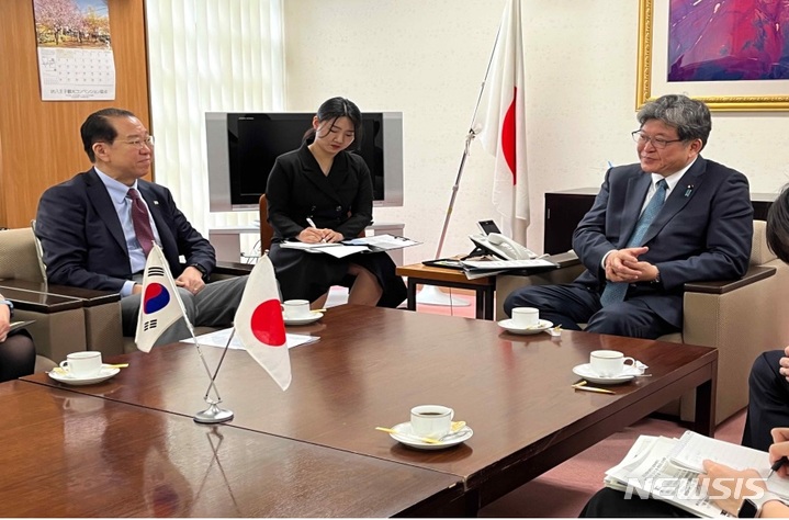 [서울=뉴시스] 권영세 장관, 하기우다 고이치 자민당 정무조사회장 면담. (사진=통일부 제공) 2023.03.24