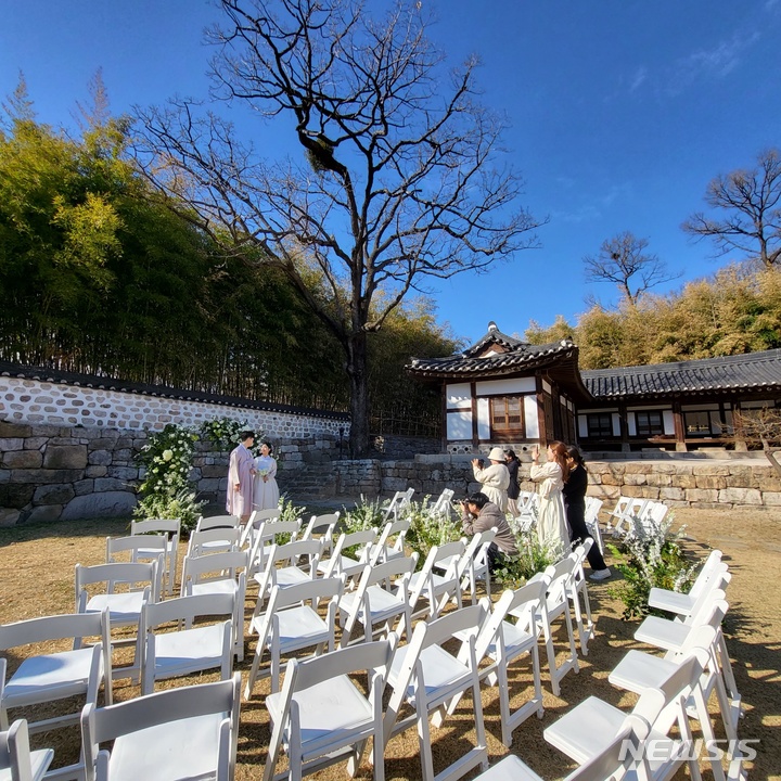 [서울=뉴시스]서울시는 북서울꿈의숲과 성북예향재, 여의도 한강공원 물빛무대 등 19개소를 공공예식장으로 신규 개방한다고 26일 밝혔다. (사진=서울시 제공). 2023.03.26. photo@newsis.com