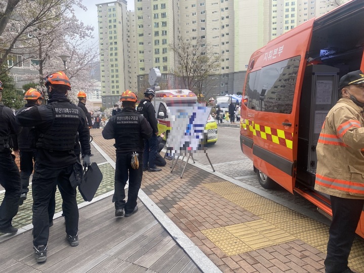 [부산=뉴시스] 24일 오후 부산 기장군의 한 대단지 아파트에서 정전으로 승강기에 갇힌 주민 16명이 부산소방에 의해 구조됐다. (사진=부산소방재난본부 제공) *재판매 및 DB 금지
