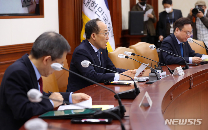 [서울=뉴시스] 배훈식 기자 = 추경호 경제부총리 겸 기획재정부 장관이 24일 오전 서울 종로구 정부서울청사에서 열린 비상경제장관회의 겸 수출투자대책회의에 참석해 발언하고 있다. 2023.03.24. dahora83@newsis.com