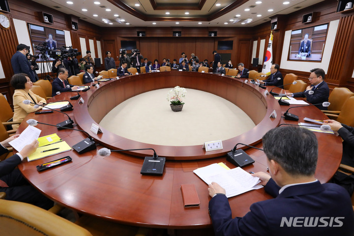 [서울=뉴시스] 배훈식 기자 = 추경호 경제부총리 겸 기획재정부 장관이 24일 오전 서울 종로구 정부서울청사에서 비상경제장관회의 겸 수출투자대책회의를 주재하고 있다. 2023.03.24. dahora83@newsis.com