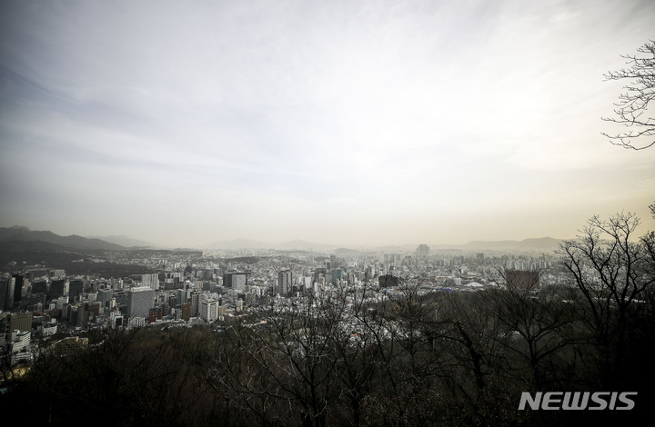 [서울=뉴시스] 정병혁 기자 = 미세먼지 농도가 나쁨 수준을 보인 24일 오전 서울 남산에서 바라본 도심이 뿌옇게 보이고 있다. 2023.03.24. jhope@newsis.com