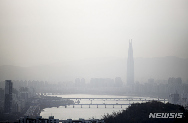 [서울=뉴시스] 정병혁 기자 = 미세먼지 농도가 나쁨 수준을 보인 24일 오전 서울 남산에서 바라본 도심이 뿌옇게 보이고 있다. 2023.03.24. jhope@newsis.com