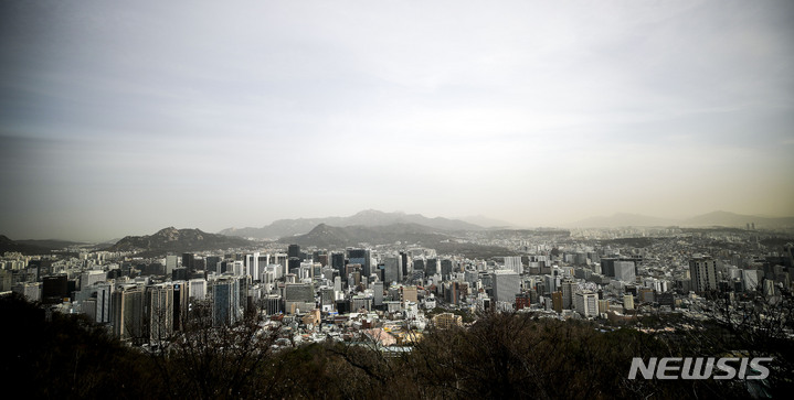 [서울=뉴시스] 정병혁 기자 = 미세먼지 농도가 나쁨 수준을 보인 24일 오전 서울 남산에서 바라본 도심이 뿌옇게 보이고 있다. 2023.03.24. jhope@newsis.com