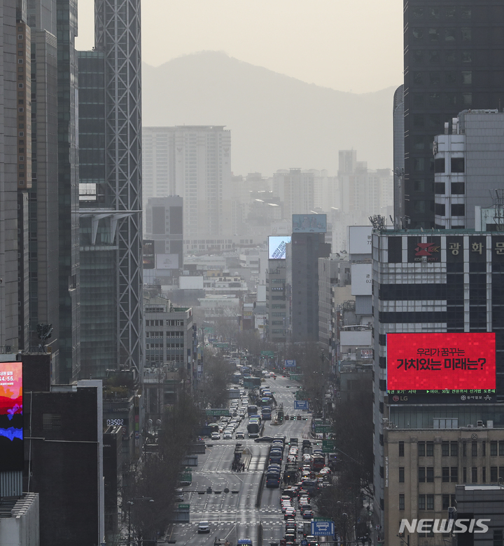 [서울=뉴시스] 김근수 기자 = 미세먼지 농도가 나쁨 수준을 보인 24일 오전 서울 종로구 서울시교육청에서 바라본 하늘이 뿌옇게 보이고 있다. 2023.03.24. ks@newsis.com