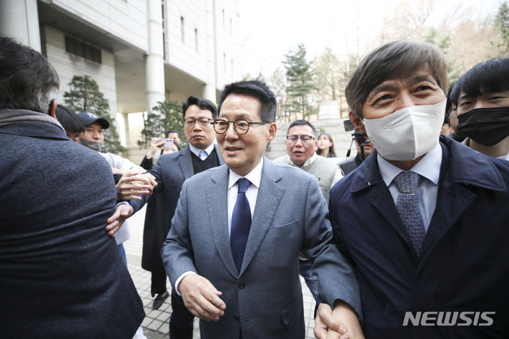 [서울=뉴시스] 정병혁 기자 = 서해 공무원 피격 사건을 은폐하려 한 혐의로 기소된 박지원 전 국가정보원장이 24일 서울 서초구 서울중앙지방법원에서 열린 1차 공판에 출석하고 있다. 2023.03.24. jhope@newsis.com
