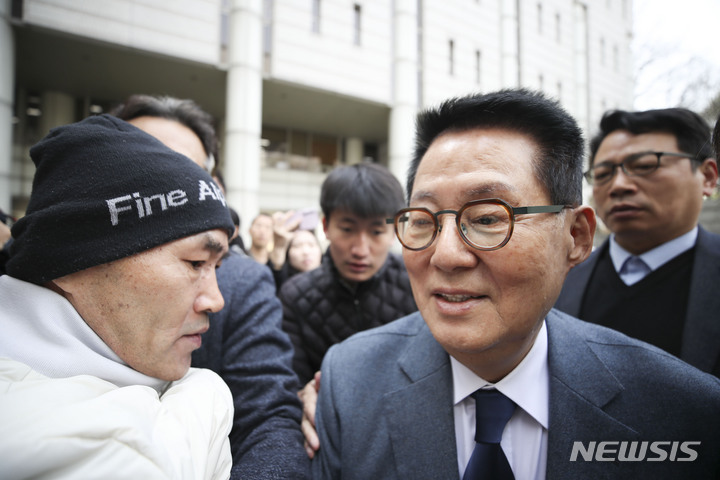 [서울=뉴시스] 정병혁 기자 = 서해 공무원 피격 사건을 은폐하려 한 혐의로 기소된 박지원 전 국가정보원장이 지난 2023년 3월 24일 서울 서초구 서울중앙지방법원에서 열린 1차 공판에 출석하며 서해 피격 공무원 유족 이래진 씨의 항의를 받고 있다. 2023.03.24. jhope@newsis.com