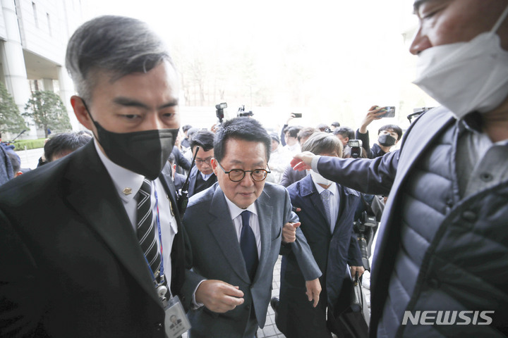 [서울=뉴시스] 정병혁 기자 = 서해 공무원 피격 사건을 은폐하려 한 혐의로 기소된 박지원 전 국가정보원장이 24일 서울 서초구 서울중앙지방법원에서 열린 1차 공판에 출석하고 있다. 2023.03.24. jhope@newsis.com