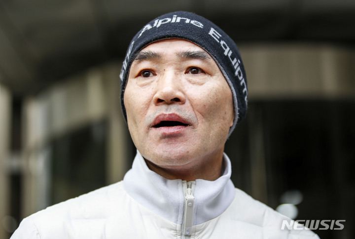 [서울=뉴시스] 정병혁 기자 = 서해 피격 공무원 유족 이래진 씨가 24일 서울 서초구 서울중앙지방법원에서 열린 서해 공무원 피격 사건 관련 1차 공판에 앞서 입장을 밝히고 있다. 2023.03.24. jhope@newsis.com
