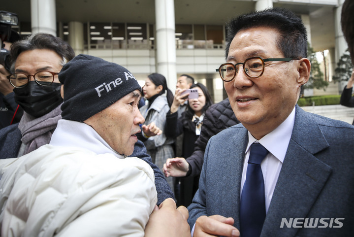 [서울=뉴시스] 정병혁 기자 = 서해 공무원 피격 사건을 은폐하려 한 혐의로 기소된 박지원 전 국가정보원장이 24일 서울 서초구 서울중앙지방법원에서 열린 1차 공판에 출석하며 서해 피격 공무원 유족 이래진 씨의 항의를 받고 있다. 2023.03.24. jhope@newsis.com