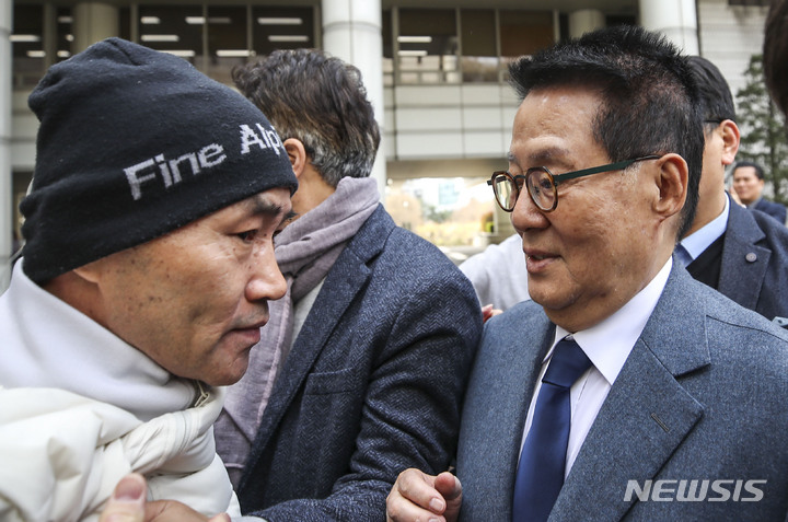 [서울=뉴시스] 정병혁 기자 = 서해 공무원 피격 사건을 은폐하려 한 혐의로 기소된 박지원 전 국가정보원장이 24일 서울 서초구 서울중앙지방법원에서 열린 1차 공판에 출석하며 서해 피격 공무원 유족 이래진 씨의 항의를 받고 있다. 2023.03.24. jhope@newsis.com