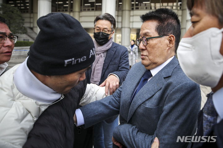 [서울=뉴시스] 정병혁 기자 = 서해 공무원 피격 사건을 은폐하려 한 혐의로 기소된 박지원 전 국가정보원장이 24일 서울 서초구 서울중앙지방법원에서 열린 1차 공판에 출석하며 서해 피격 공무원 유족 이래진 씨의 항의를 받고 있다. 2023.03.24. jhope@newsis.com