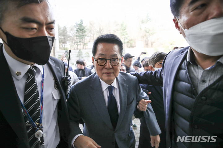 [서울=뉴시스] 정병혁 기자 = 서해 공무원 피격 사건을 은폐하려 한 혐의로 기소된 박지원 전 국가정보원장이 24일 서울 서초구 서울중앙지방법원에서 열린 1차 공판에 출석하고 있다. 2023.03.24. jhope@newsis.com