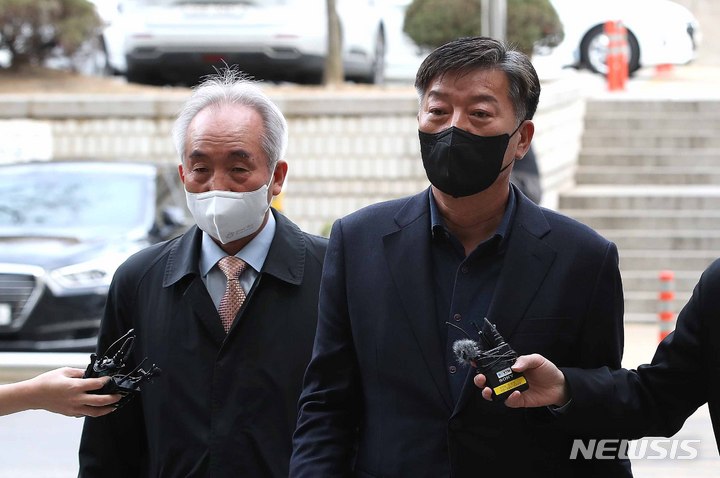 [서울=뉴시스] 정병혁 기자 = 김홍희 전 해경청장(오른쪽)이 24일 오전 서울 서초구 중앙지방법원에 '서해 피격 은폐' 관련 1심 1회 공판에 출석하고 있다. (공동취재사진) 2023.03.24. photo@newsis.com
