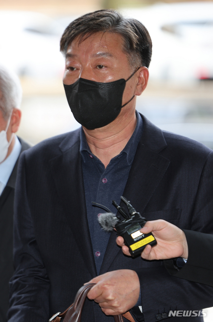 [서울=뉴시스] 정병혁 기자 = 김홍희 전 해경청장(오른쪽)이 24일 오전 서울 서초구 중앙지방법원에 '서해 피격 은폐' 관련 1심 1회 공판에 출석하고 있다. (공동취재사진) 2023.03.24. photo@newsis.com