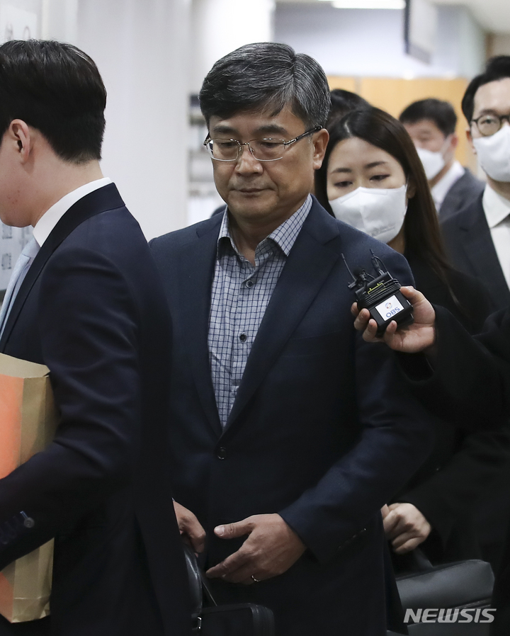 [서울=뉴시스] 정병혁 기자 = 서욱 전 국방부장관이 24일 서울중앙지법에서 열린 '서해공무원피격사건' 첫 공판에 참석하기 위해 재판정으로 들어가고 있다. (공동취재사진) 2023.03.24. photo@newsis.com