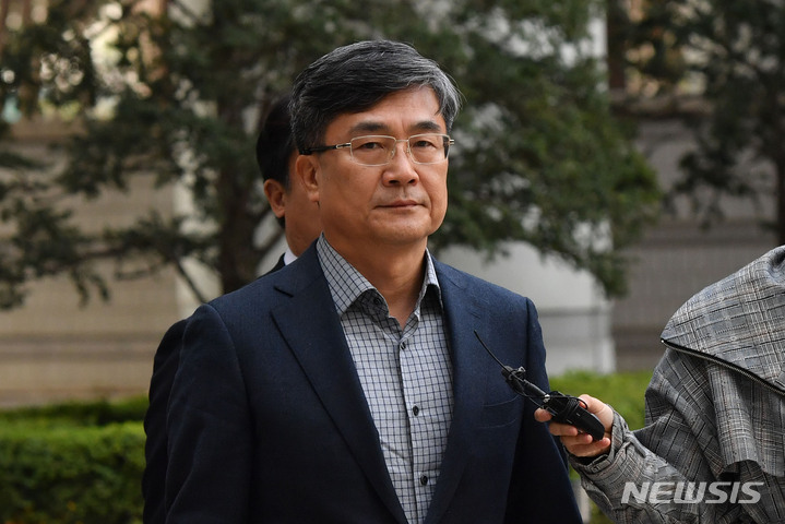 [서울=뉴시스] 정병혁 기자 = 서욱 전 국방부 장관이 24일 오전 서울 서초구 서울중앙지방법원에서 열린 '서해 공무원 피격' 사건 첫 공판에 출석하고 있다.(공동취재사진) 2023.03.24. photo@newsis.com