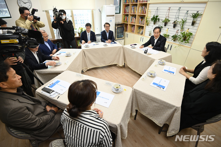 [서울=뉴시스] 배훈식 기자 = 한덕수 국무총리가 24일 오전 서울 구로구 구로삼성어린이집을 찾아 보육 관련 애로사항 청취를 위한 차담회를 하고 있다.(공동취재사진) 2023.03.24. photo@newsis.com