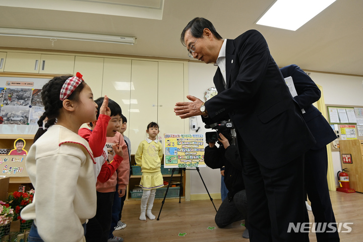 [서울=뉴시스] 배훈식 기자 = 한덕수 국무총리가 24일 오전 서울 구로구 구로삼성어린이집을 찾아 수업을 참관하고 있다.(공동취재사진) 2023.03.24. photo@newsis.com