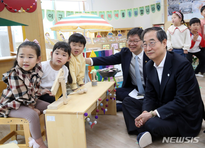 [서울=뉴시스] 배훈식 기자 = 한덕수 국무총리가 24일 오전 서울 구로구 구로삼성어린이집을 찾아 수업을 참관하고 있다.(공동취재사진) 2023.03.24. photo@newsis.com