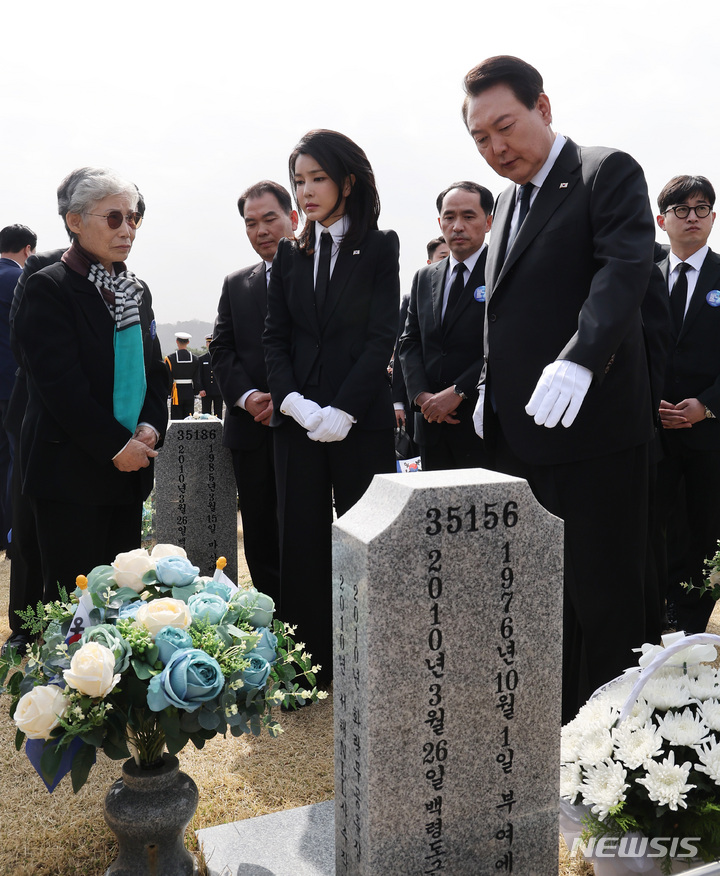 [대전=뉴시스] 전신 기자 = 윤석열 대통령과 부인 김건희 여사가 24일 대전 유성구 국립대전현충원에서 열린 제8회 서해수호의 날 기념식에 앞서 천안함 46용사 묘역을 찾아 참배한 뒤 고 민평기 상사 묘비를 살펴보고 있다. (대통령실통신사진기자단) 2023.03.24. photo1006@newsis.com