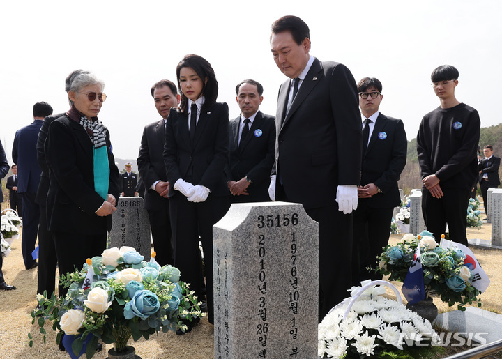 [대전=뉴시스] 전신 기자 = 윤석열 대통령과 부인 김건희 여사가 24일 대전 유성구 국립대전현충원에서 열린 제8회 서해수호의 날 기념식에 앞서 천안함 46용사 묘역을 찾아 참배한 뒤 고 민평기 상사 묘비를 살펴보고 있다. (대통령실통신사진기자단) 2023.03.24. photo1006@newsis.com