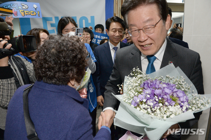[울산=뉴시스] 배병수 기자 = 이재명 더불어민주당 대표가 지난 24일 오전 울산 남구 울산시당에서 열린 울산 현장 제87회 최고위원회의에 참석해 당원들과 인사를 나누고 있다. 2023.03.24. bbs@newsis.com.