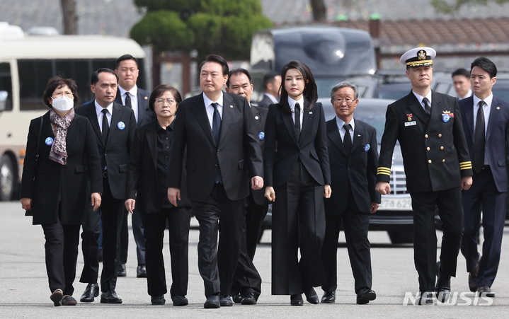 [대전=뉴시스] 전신 기자 = 윤석열 대통령과 부인 김건희 여사가 24일 대전 유성구 국립대전현충원에서 열린 제8회 서해수호의 날 기념식에 입장하고 있다. (대통령실통신사진기자단) 2023.03.24. photo1006@newsis.com