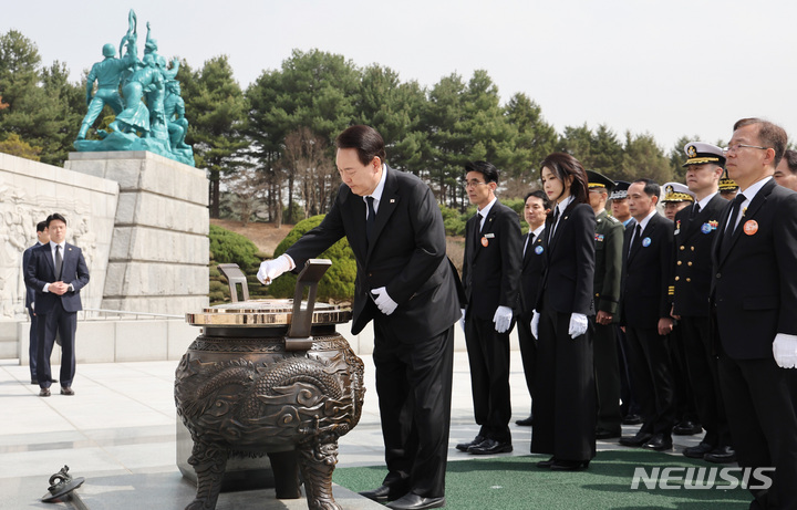 [대전=뉴시스] 전신 기자 = 윤석열 대통령이 24일 대전 유성구 국립대전현충원에서 열린 제8회 서해수호의 날 기념식에서 현충탑에 분향하고 있다. (대통령실통신사진기자단) 2023.03.24. photo1006@newsis.com