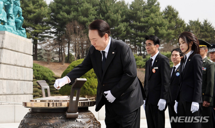 [대전=뉴시스] 전신 기자 = 윤석열 대통령이 24일 대전 유성구 국립대전현충원에서 열린 제8회 서해수호의 날 기념식에서 현충탑에 분향하고 있다. (대통령실통신사진기자단) 2023.03.24. photo1006@newsis.com