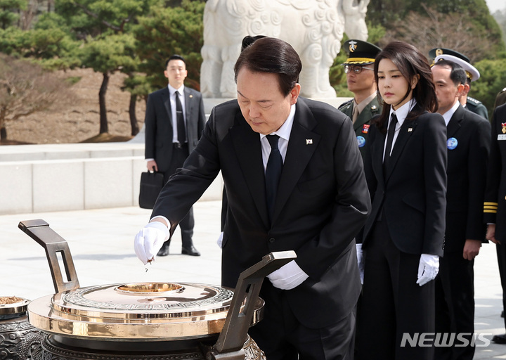 [대전=뉴시스] 전신 기자 = 윤석열 대통령이 24일 대전 유성구 국립대전현충원에서 열린 제8회 서해수호의 날 기념식에서 현충탑에 분향하고 있다. (대통령실통신사진기자단) 2023.03.24. photo1006@newsis.com