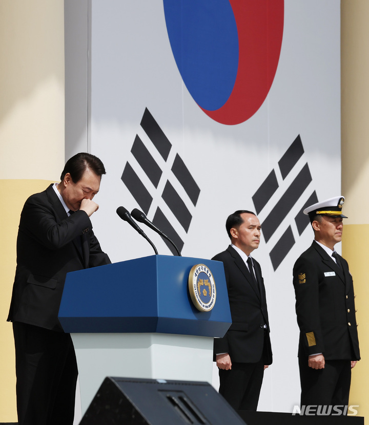 [대전=뉴시스] 전신 기자 = 윤석열 대통령이 24일 대전 유성구 국립대전현충원에서 열린 제8회 서해수호의 날 기념식에서 서해수호 55용사 호명 전 울먹이고 있다. (대통령실통신사진기자단) 2023.03.24. photo1006@newsis.com