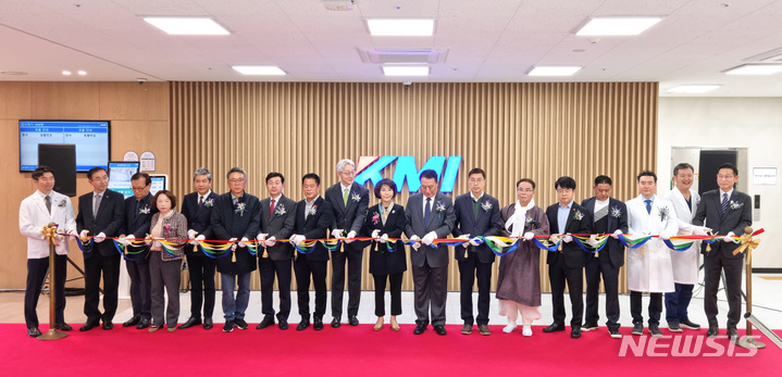 [서귀포=뉴시스] 우장호 기자 = 24일 제주 서귀포시 제주헬스케어타운 내 KMI 한국의학연구소 제주검진센터 개원식에서 테이프 커팅 세리모니가 진행되고 있다. KMI 제주검진센터는 전문의 4명을 포함해 40여명의 직원이 근무하며, 국가건강검진(공단검진)과 국가암검진을 비롯해 종합검진, 특수건강검진 등 다양한 검진프로그램을 제공한다. 2023.03.24. woo1223@newsis.com