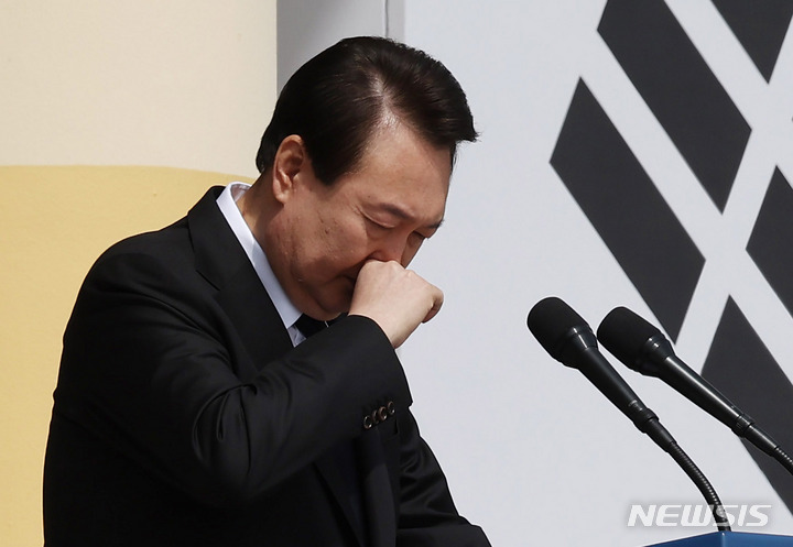 [대전=뉴시스] 전신 기자 = 윤석열 대통령이 24일 대전 유성구 국립대전현충원에서 열린 제8회 서해수호의 날 기념식에서 서해수호 55용사 호명 전 울먹이고 있다. (대통령실통신사진기자단) 2023.03.24. photo1006@newsis.com