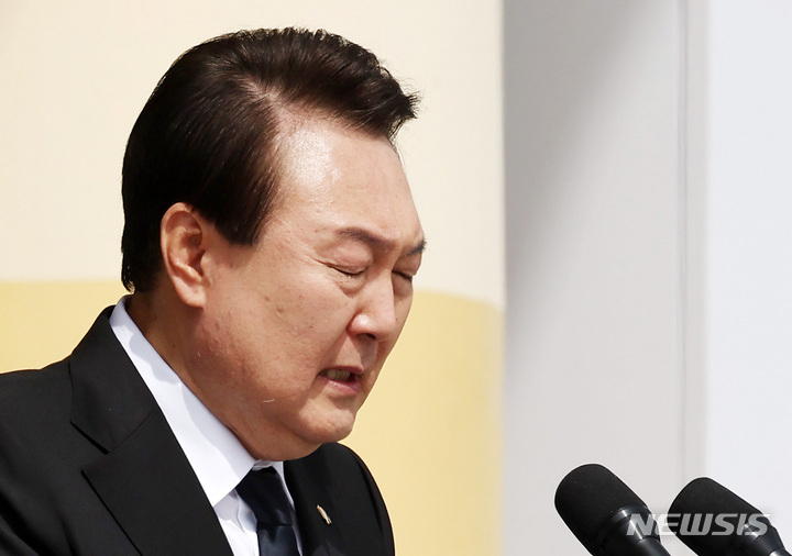 [대전=뉴시스] 전신 기자 = 윤석열 대통령이 24일 대전 유성구 국립대전현충원에서 열린 제8회 서해수호의 날 기념식에서 서해수호 55용사를 한명씩 호명하기 전 울먹이고 있다. (대통령실통신사진기자단) 2023.03.24. photo1006@newsis.com