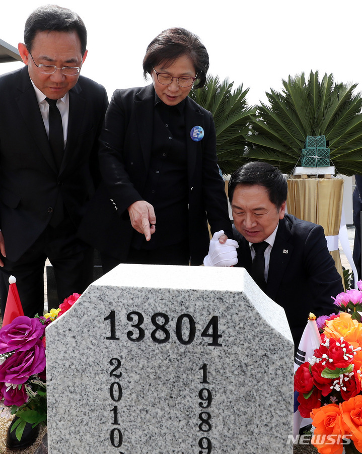 [대전=뉴시스] 추상철 기자 = 김기현 국민의힘 당 대표가 24일 오후 국립대전현충원에서 서해 수호의날 기념식을 마친 후 제2연평해전 전사자 묘역을 찾아 고 서정우 하사 어머니의 손을 잡고 참배를 하고 있다. 2023.03.24. scchoo@newsis.com