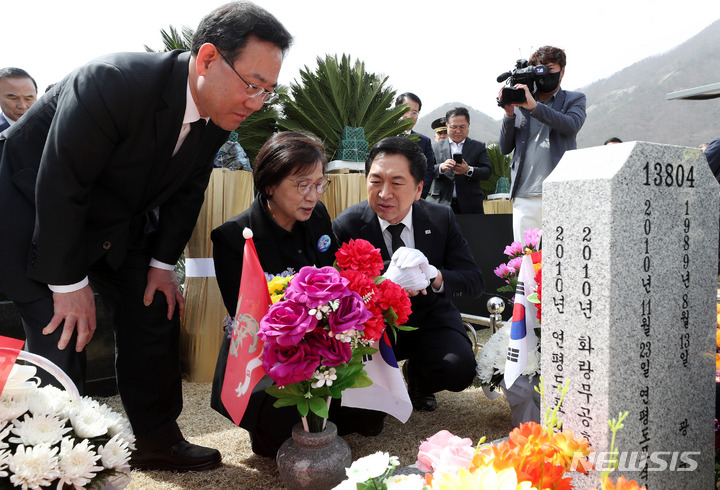 [대전=뉴시스] 추상철 기자 = 김기현 국민의힘 당 대표가 24일 오후 국립대전현충원에서 서해 수호의날 기념식을 마친 후 제2연평해전 전사자 묘역을 찾아 고 서정우 하사 어머니의 손을 잡고 참배를 하고 있다. 2023.03.24. scchoo@newsis.com