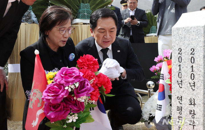[대전=뉴시스] 추상철 기자 = 김기현 국민의힘 당 대표가 24일 오후 국립대전현충원에서 서해 수호의날 기념식을 마친 후 제2연평해전 전사자 묘역을 찾아 고 서정우 하사 어머니의 손을 잡고 참배를 하고 있다. 2023.03.24. scchoo@newsis.com