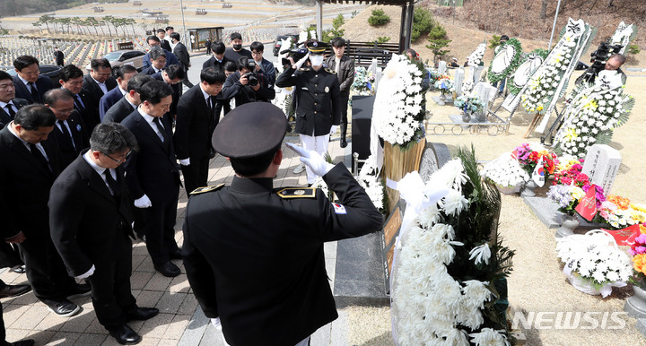 [대전=뉴시스] 추상철 기자 = 김기현 국민의힘 당 대표가 24일 오후 국립대전현충원에서 서해 수호의날을 맞아 제2연평해전 전사자 묘역을 참배하고 있다. 2023.03.24. scchoo@newsis.com