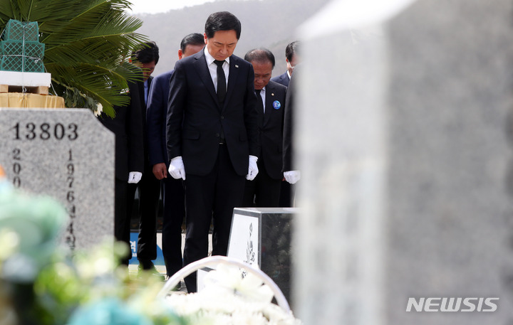 [대전=뉴시스] 추상철 기자 = 김기현 국민의힘 당 대표가 24일 오후 국립대전현충원에서 서해 수호의날을 맞아 제2연평해전 전사자 묘역을 참배하고 있다. 2023.03.24. scchoo@newsis.com