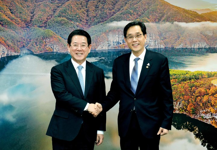 [무안=뉴시스] 이창우 기자=김영록 전남도지사(왼쪽)가 24일 전남도청을 내방한 한훈 통계청장과 지역통계 협력체계 강화 등 면담을 마치고 기념촬영을 하고 있다. (사진=전남도 제공) 2023.03.24. photo@newsis.com *재판매 및 DB 금지