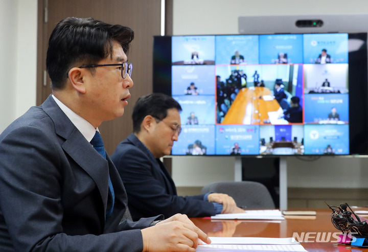 [서울=뉴시스] 배훈식 기자 = 장상윤 교육부 차관이 24일 오전 서울 종로구 정부서울청사에서 시도부교육감 영상 회의를 하고 있다. 2023.03.24. dahora83@newsis.com