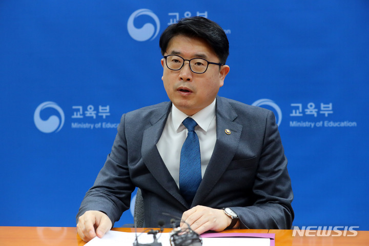 [서울=뉴시스] 배훈식 기자 = 장상윤 교육부 차관이 24일 오전 서울 종로구 정부서울청사에서 시도부교육감 영상 회의를 하고 있다. 2023.03.24. dahora83@newsis.com